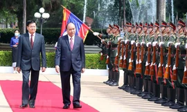 Tổng Bí thư, Chủ tịch nước Lào đón, hội đàm với Chủ tịch nước Nguyễn Xuân Phúc