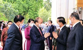 Tổng Bí thư, Chủ tịch nước Lào và Chủ tịch nước Nguyễn Xuân Phúc trong lễ đón. (Ảnh: Mofa)