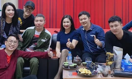 NSND Công Lý trở lại Nhà hát Kịch, quây quần bên đồng nghiệp sau thời gian trị bệnh