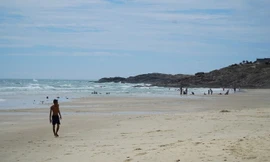 Bãi tắm Gành Mũi Né, sáng 28/2. Ảnh: Việt Quốc.