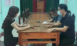 Tin mới vụ cô gái lột nội y giữa cầu Trường Tiền phát tán lên mạng