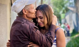 Hoa hậu Bỉ bật khóc khi gặp lại người cha đã bỏ rơi cô ở trại mồ côi lúc mới 9 tuổi