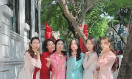 Ngọc Hân và hội bạn thân cả thập kỷ mặc áo dài khoe dáng trên phố Xuân mùng 2 Tết