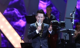 Bằng Kiều tri ân khán giả thủ đô giữa đêm mưa bão