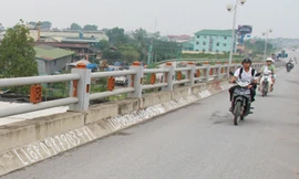 Viết số điện thoại quảng cáo suốt bảy km