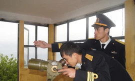 Quan sát mục tiêu trên trạm. Ảnh: Nguyễn Minh