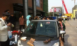 Mua 100 đôi giày dán lên ô tô để… trả thù tình cũ