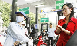 Các doanh nghiệp đầu mối nhập khẩu xăng dầu khẳng định cung ứng đủ hàng cho thị trường	Ảnh: Hồng Vĩnh