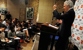 Ông trùm Wikileaks Julian Assange phát biểu trước báo giới