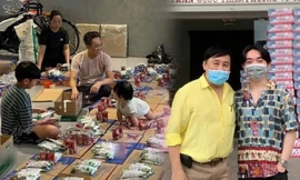 Đan Trường trao nhu yếu phẩm, MC Đại Nghĩa tự tay mang rau gửi đến người dân Sài Gòn