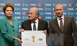 Tổng thống Brazil, Chủ tịch FIFA chuyển giao quyền đăng cai vòng chung kết World Cup 2018 cho Tổng thống Nga tại lễ bế mạc World Cup 2014, ở Brazil ngày 13/7/2014. (Ảnh: AFP/TTXVN)