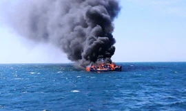 Tàu thu mua hải sản của DNTN Hải Tín bốc cháy trên biển. Ảnh: H.Lê.