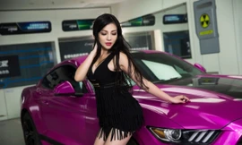 Người đẹp đa tình bên 'ngựa chiến' Ford Mustang màu độc