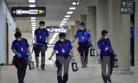 Nhân viên y tế Hàn Quốc phun thuốc khử trùng để ngăn chặn sự lây lan của MERS tại sân bay quốc tế Gimpo thủ đô Seoul ngày 17/6.(Nguồn: AFP/TTXVN)