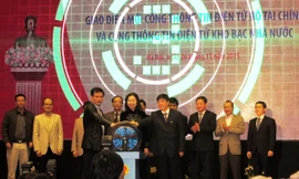 Bà Vũ Thị Mai - Thứ Trưởng bộ Tài chính, Ông Vi Quang Đạo - Tổng Giám đốc Cổng Thông tin điện tử Chính phủ, Ông Nguyễn Hồng Hà - Tổng Giám đốc Kho bạc nhà nước đã bấm nút khai trương Giao diện mới Cổng TTĐT Bộ Tài chính và Cổng TTĐT Kho bạc Nhà nước.