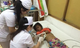 Cháu H’Chua đang điều trị tại bệnh viện