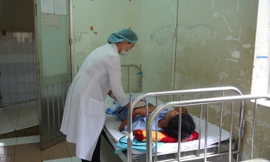 Chị Dơn đang được các bác sỹ chăm sóc tại bệnh viện