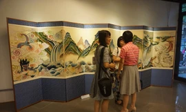 Khán giả Việt chiêm ngưỡng bức “Rồng xanh hổ trắng”. Ảnh :L.A