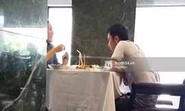 Cường "Đô La" đi ăn và công khai nắm tay người tình mới