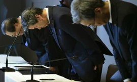 Lãnh đạo cấp cao của tập đoàn Toshiba cúi đầu xin lỗi vì vụ bê bối. Ảnh: AFP