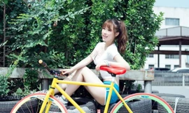 Mỹ nhân gợi cảm 'không phanh' bên xe đạp