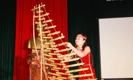 Hồ Thị Nhung đang biểu diễn