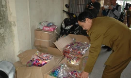 Cơ quan chức năng kiểm tra lô hàng