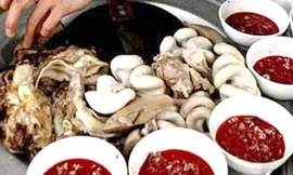 Ăn tiết canh lợn, một người tử vong