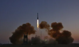 Tên lửa đẩy của Nga rời bệ phóng. Ảnh: RIA Novosti