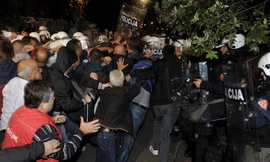 Người biểu tình cố gắng vượt qua hàng rào được lực lượng cảnh sát Montenegro thiết lập trước tòa nhà Quốc hội nước này. Ảnh: AP