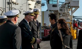 [ẢNH] Mỹ chào đón Thủ tướng Nhật trên hàng không mẫu hạm