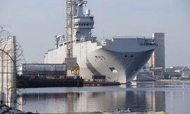 Pháp đã tìm được quốc gia thay thế Nga sở hữu chiến hạm Mistral. Ảnh: AP