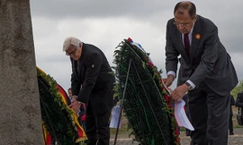 Ngoại trưởng Đức Frank-Walter Steinmeier (trái) và Ngoại trưởng Nga Sergey Lavrov đặt vòng hoa tại Đài tưởng niệm các chiến sỹ Xô Viết thiệt mạng trong Thế chiến 2 ở Volgograd. (Nguồn: AFP)