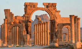 Khải Hoàn Môn nổi tiếng tại thành phố cổ Palmyra của Syria trước khi bị đánh sập. Ảnh: Aljazeera