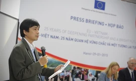 Nhà báo Nguyễn Huy Lộc – Tổng Biên tập báo Sinh Viên Việt Nam phát biểu phát động cuộc thi viết “Điều gì làm bạn ấn tượng nhất về EU, hãy viết ra và giành vé máy bay đến thăm châu Âu” tại buổi họp báo công bố về các hoạt động kỷ niệm 25 năm quan hệ ngoại 