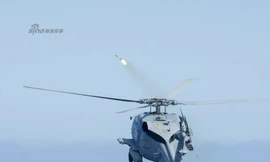 [ẢNH] Trực thăng MH-60R Seahawk khai hỏa tên lửa