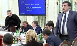 [VIDEO] Bộ trưởng Nội vụ Ukraine hắt cốc nước vào Thống đốc