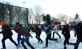 Gần 6.000 người ném tuyết lập kỷ lục Guinness