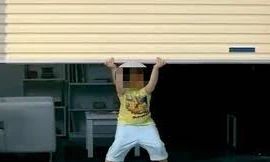 Bé trai 11 tuổi ở Quảng Ninh bị cửa cuốn đè tử vong