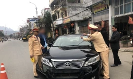 Chủ tịch phường điều khiển xe ô tô ngược đường bị xử phạt 22 triệu đồng