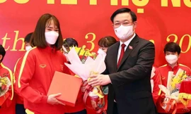 Chủ tịch Quốc hội Vương Đình Huệ tặng quà cho đại diện Đội tuyển bóng đá nữ Việt Nam, Huấn luyện viên Mai Đức Chung, đại diện lãnh đạo Bộ VHTT&DL, Liên đoàn Bóng đá Việt Nam. Ảnh: Quochoi.vn