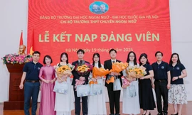 Năm học sinh ưu tú được kết nạp Đảng 