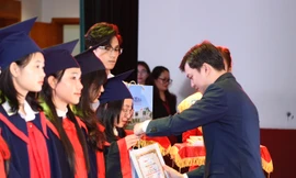 Nâng bước thủ khoa: Chắp thêm đôi cánh cho sinh viên