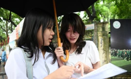 Thí sinh cười tươi khi ra khỏi phòng thi môn Toán. Ảnh: Như Ý