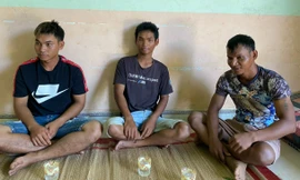 Vụ dùng súng tấn công trụ sở xã: Ba con tin vui mừng khi được giải cứu, về nhà an toàn