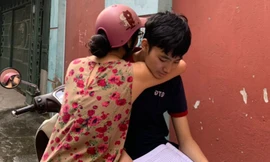 Áp lực trước kì thi: Con tranh thủ ôn bài, mẹ ở bên động viên 