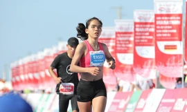 Ngọc Hoa trên đường chạy ở giải marathon vô địch quốc gia và cự ly dài báo Tiền Phong. Ảnh: TIỀN PHONG 