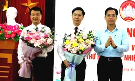 Lãnh đạo chủ chốt Ủy ban MTTQ Việt Nam tỉnh Lạng Sơn nhận hoa chúc mừng của lãnh đạo Tỉnh ủy Lạng Sơn. Ảnh: Duy Chiến