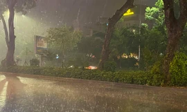 Hà Nội đón mưa 'vàng' giải nhiệt chuỗi ngày nắng nóng 41 độ C, nhiều tuyến phố ngập sâu