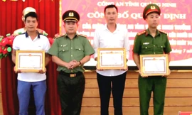Thiếu tướng Đinh Văn Nơi tặng giấy khen cho 3 cá nhân dũng cảm cứu người